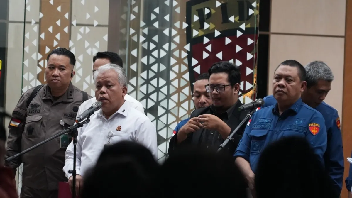 Direktur Penyidikan JAM  PIDSUS Kejagung, Abdul Qohar dan Kapuspenkum Harli Siregar saat menyampaikan Konpers di kantor Kejaksaan RI, Kamis, 10 Juli 2025
