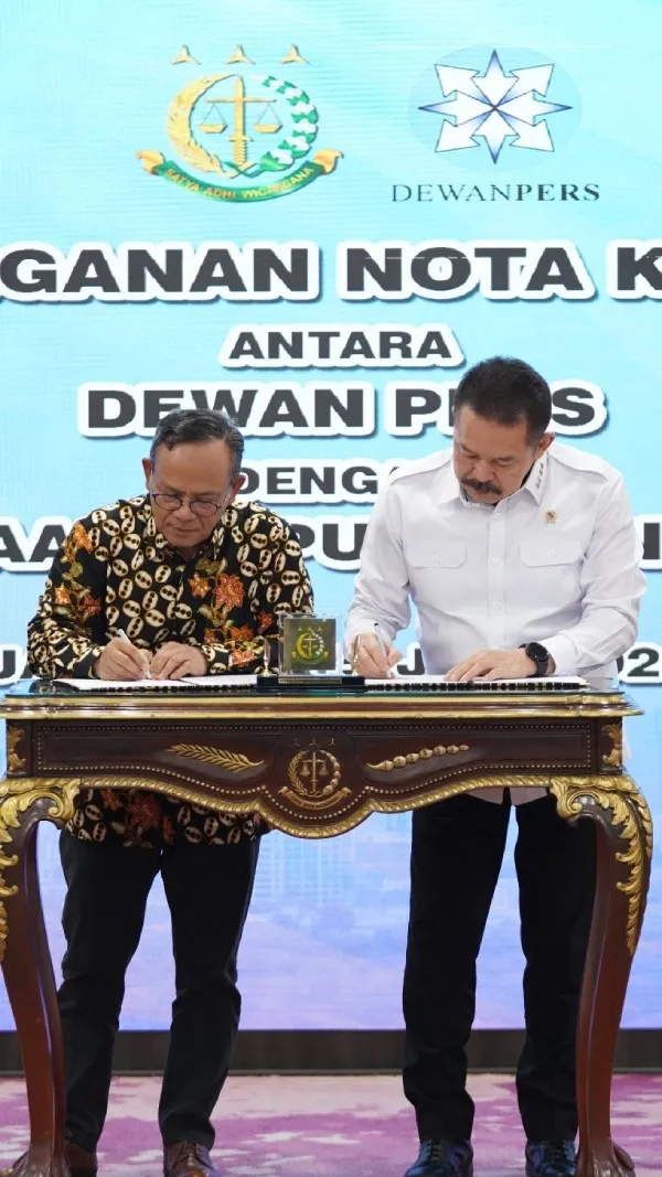 Jaksa Agung ST Burhanuddin menandatangani MoU antara Kejaksaan RI dan Dewan Pers di Jakarta, Selasa, 15 Juli 2025