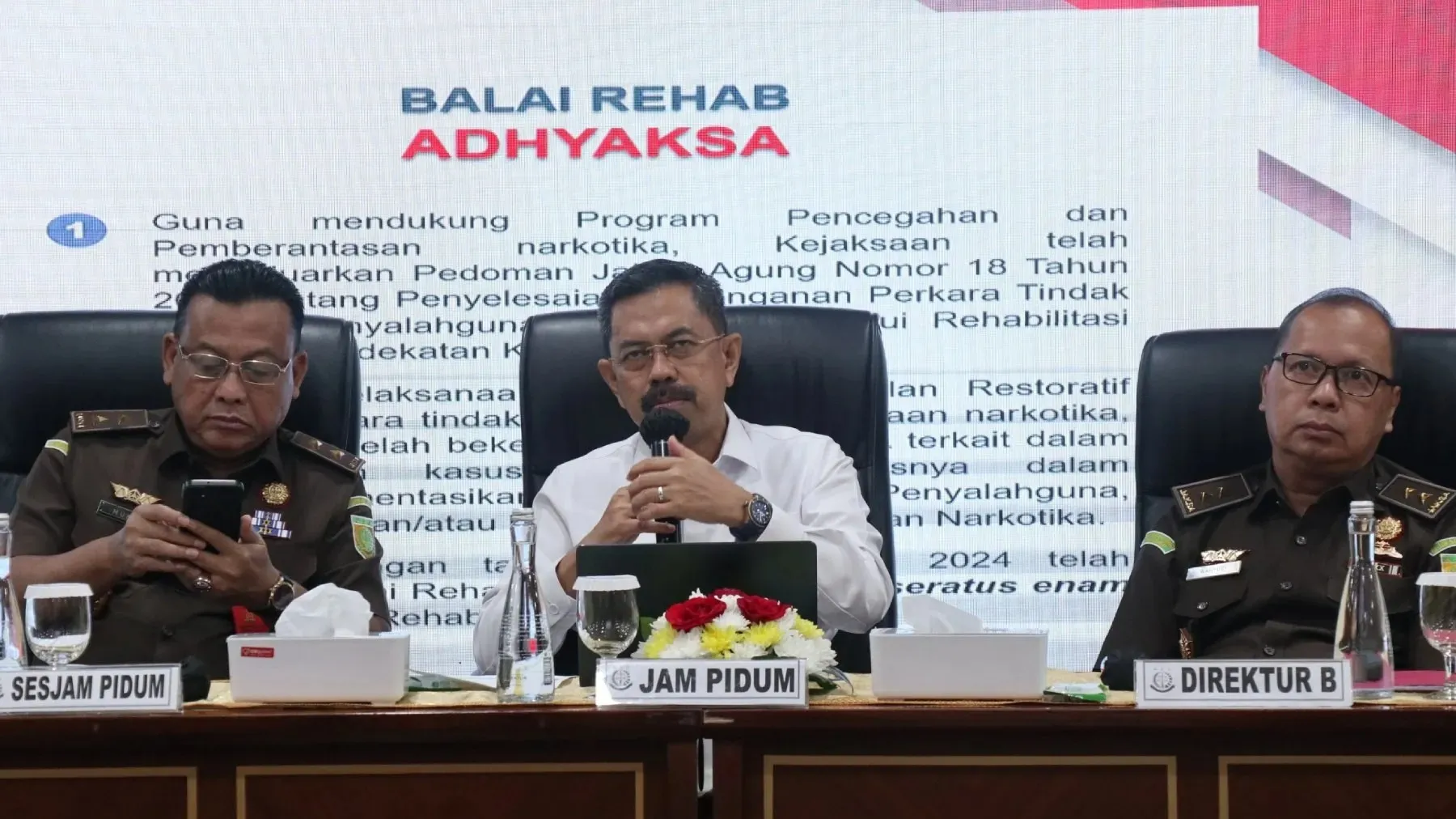 Jaksa Agung Muda Tindak Pidana Umum (JAM-Pidum) Prof Dr Asep N Mulyana bersama jajarannya