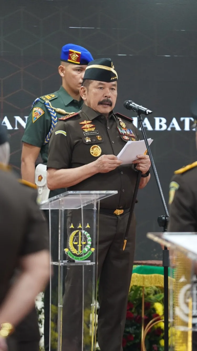 Jaksa Agung ST Burhanuddin melantik Kajati dan pejabat eselon II di Lingkungan Kejagung, Rabu, 16 Mei 2025