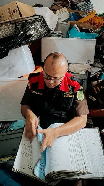 Penyidik Pidsus Kejati Bengkulu tengah memeriksa berkas di kantor BPN Bengkulu terkait penyidikan perkara pembangunan PTM dan Mega Mall