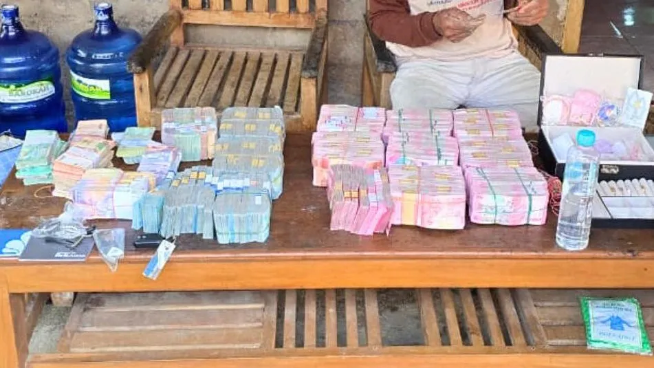 Uang sekitar Rp 1 miliar yang disita dari rumah ibu dan ipar tersangka