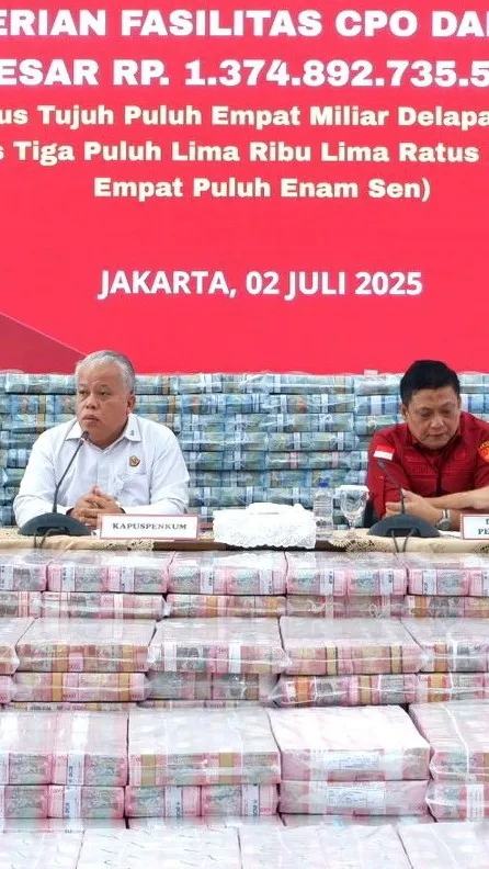 Kapuspenkum Kejagung Dr Harli Siregar, S.H., M.Hum dan Direktur Penuntutan JAM PIDSUS Sutikno saat konpers penerimaan uang titipan Rp1,3 triliun dalam perkara pemberian izin ekspor CPO