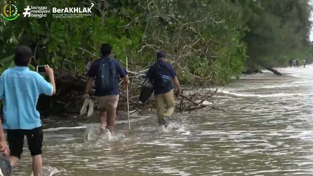 Kejari Gunungsitoli bersama PT PLN (Persero) UP3 Nias dan PT Pelindo Cabang Gunungasitoli melakukan bakti sosial di SDN 076701 Balale Toba'a