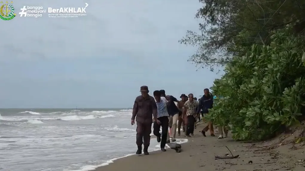 Kejari Gunungsitoli bersama PT PLN (Persero) UP3 Nias dan PT Pelindo Cabang Gunungasitoli melakukan bakti sosial di SDN 076701 Balale Toba'a