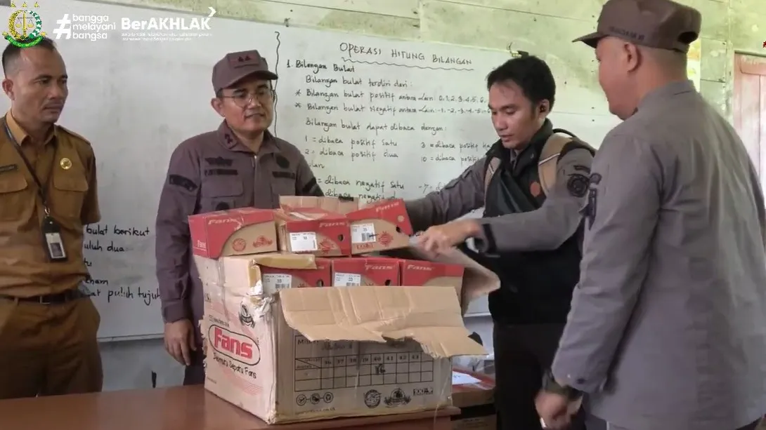 Kejari Gunungsitoli bersama PT PLN (Persero) UP3 Nias dan PT Pelindo Cabang Gunungasitoli melakukan bakti sosial di SDN 076701 Balale Toba'a