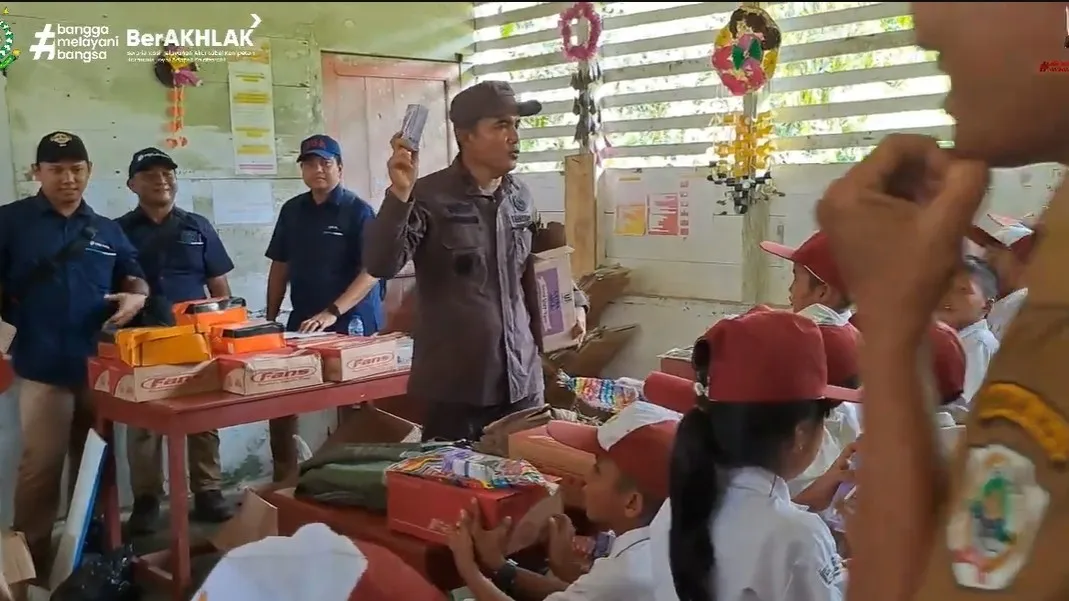 Kejari Gunungsitoli bersama PT PLN (Persero) UP3 Nias dan PT Pelindo Cabang Gunungasitoli melakukan bakti sosial di SDN 076701 Balale Toba'a