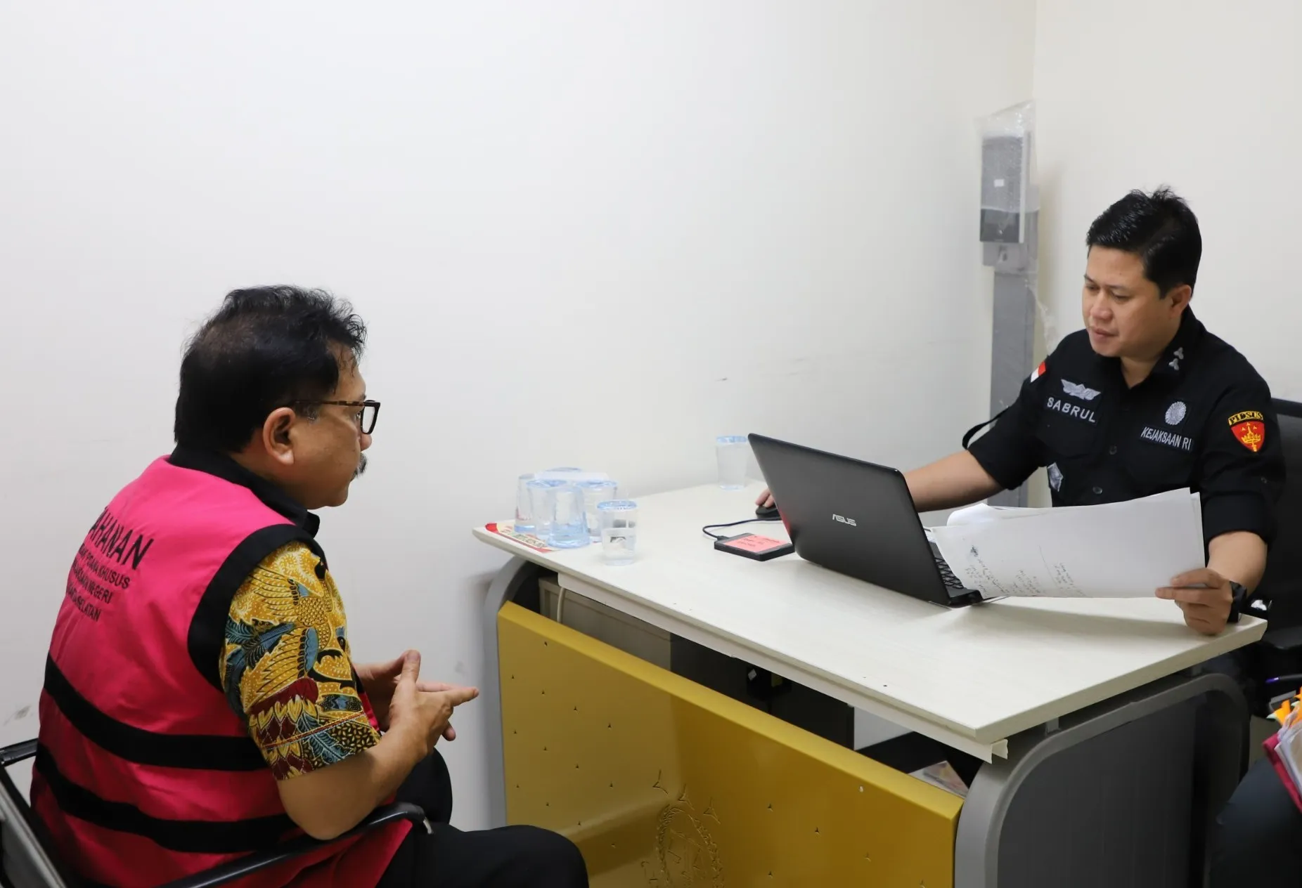 Tersangka ZR saat diperiksa Jaksa Penyidik JAM PIDSUS
