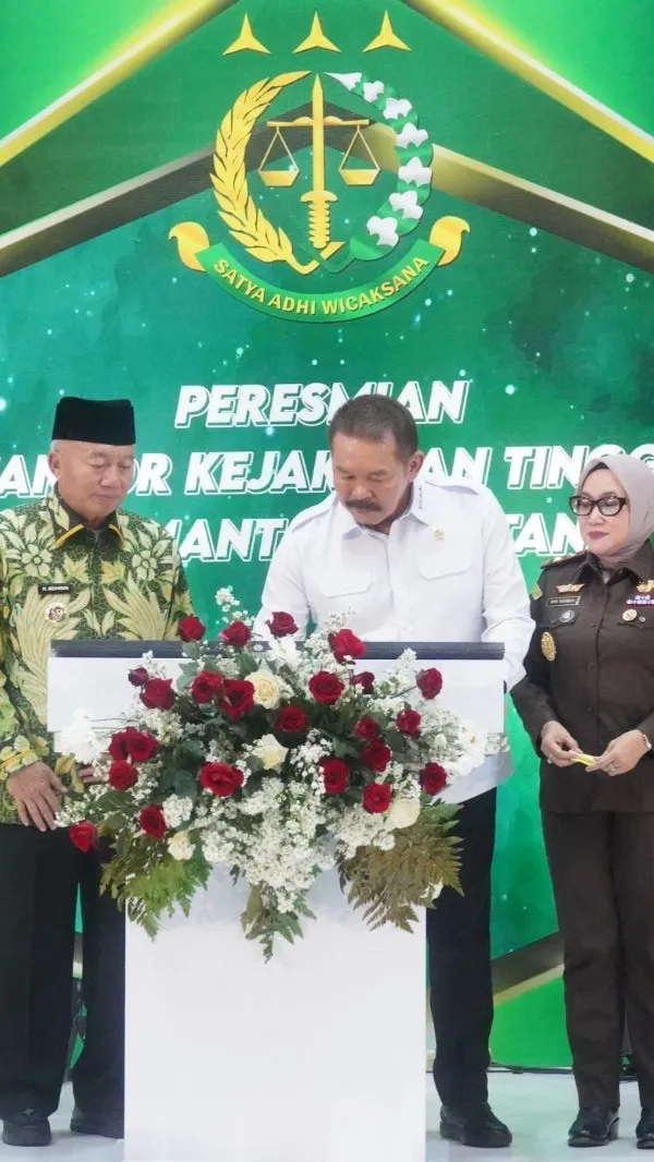 Jaksa Agung ST Burhanuddin didampingi Gubernur Kalsel H. Muhidin, Kepala Kejati Kalsel Rina Virawati meresmikan Gedung Kejati Kalsel di Banjarbaru pada Selasa, 2 Juli 2025