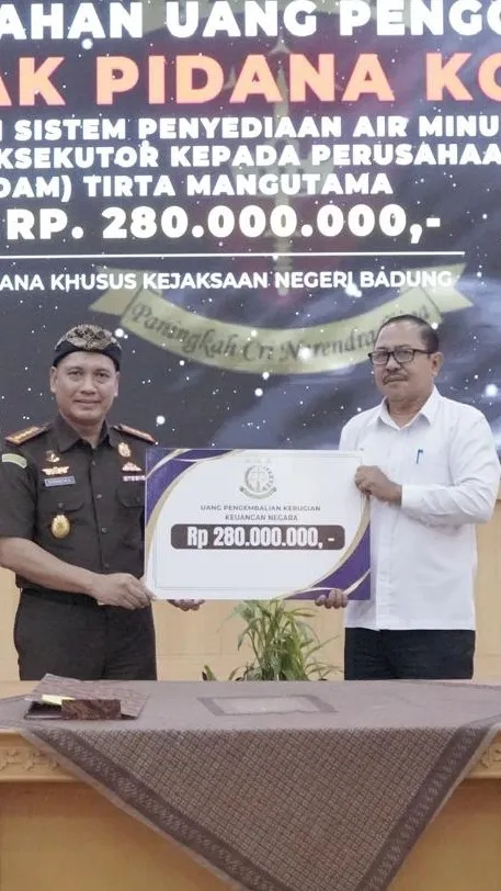 Kejari Badung Serahkan Uang Pengganti Perkara Korupsi Rp280 Juta ke Perumda Air Minum Tirta Mangutama