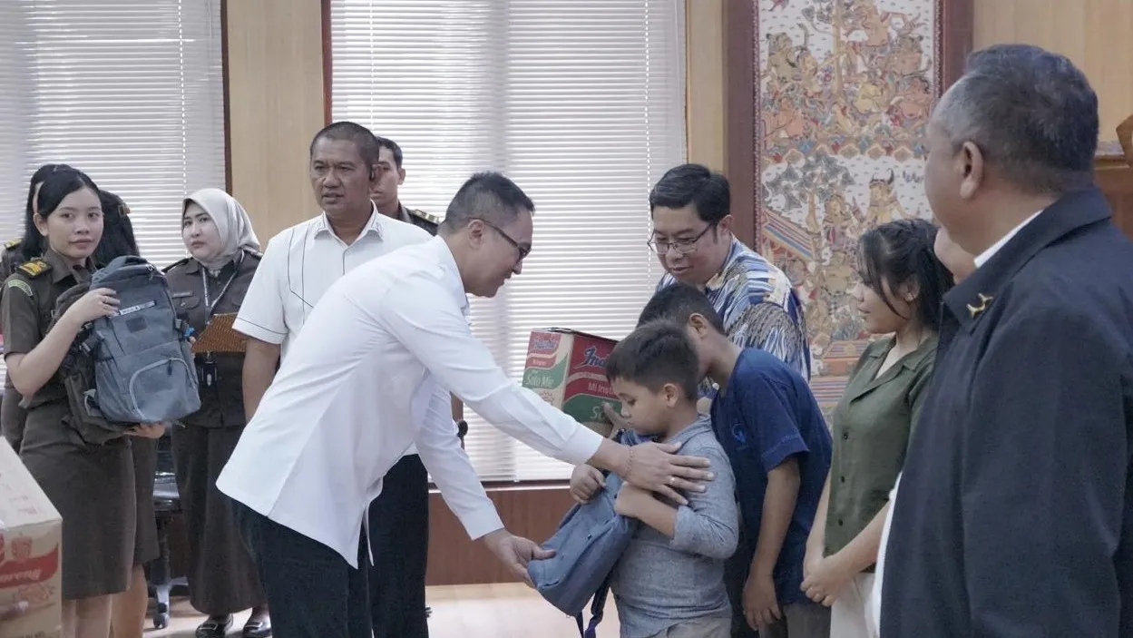 Kajati Bali Dr Ketut Sumedana dan Kajari Badung Sutrisno Margi Utomo, S.H, M.H menyerahkan bantuan sembako kepada panti anak-anak di Badung, Bali