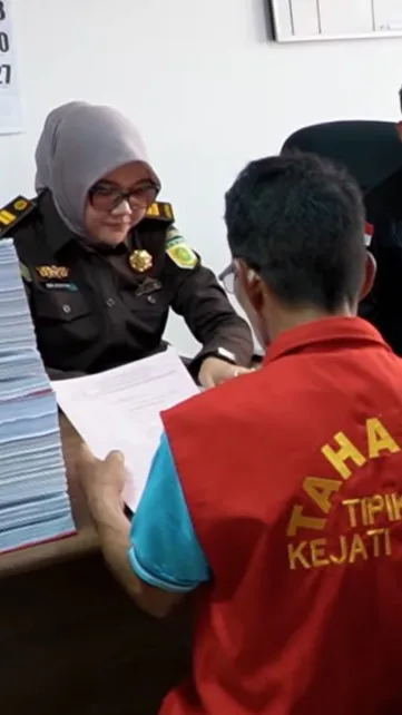 Kejati Sumsel Laksanakan Tahap II Perkara Dugaan Korupsi dalam OTT Pemerasan di Kantor Camat Pagar Gunung