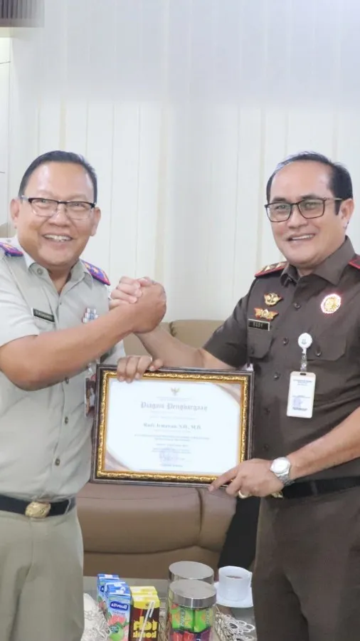 Kajati Maluku Terima Penghargaan dari Menteri ATR/BPN RI Atas Keberhasilan Tuntaskan Masalah Pertanahan