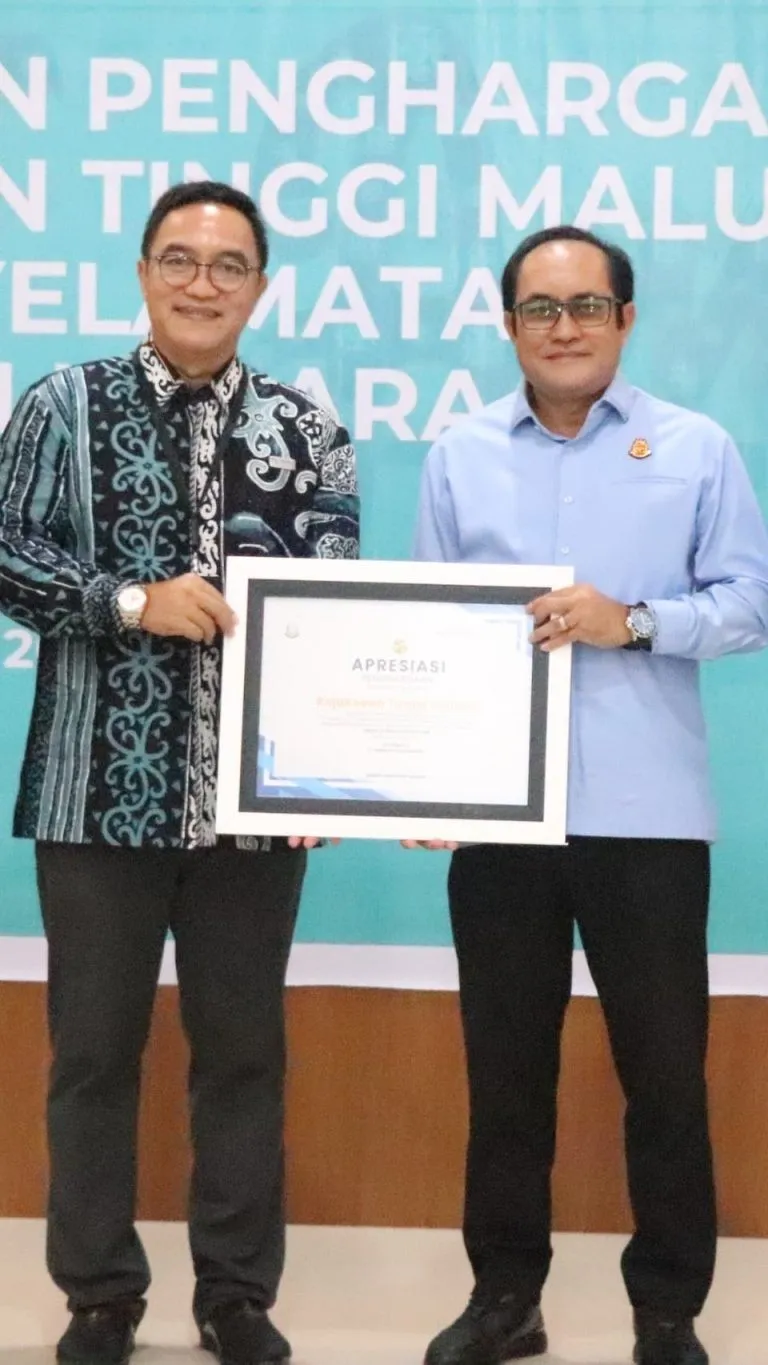 Kajati Maluku menerima penghargaan dari PT Angkasa Pura Indonesia Regional V