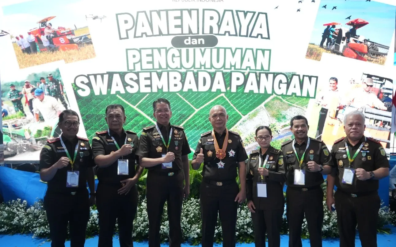 Para Pejabat Kejagung dan Kajati menerima penghargaan tanda kehormatan dari Presiden RI
