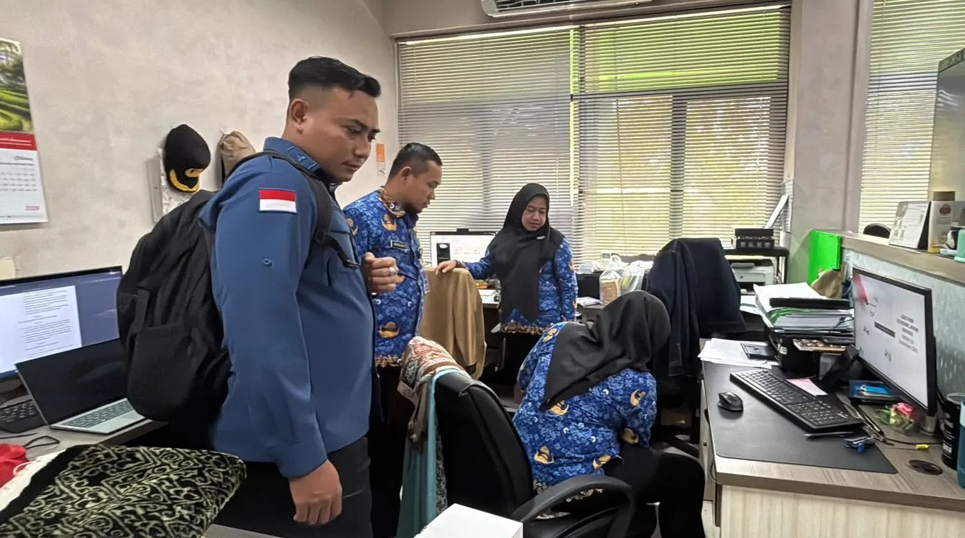 Penyidik JAM PIDSUS saat menggeledah salah satu lokasi terkait perkara KSO Pertamina EP dan Perseroda Bekasi