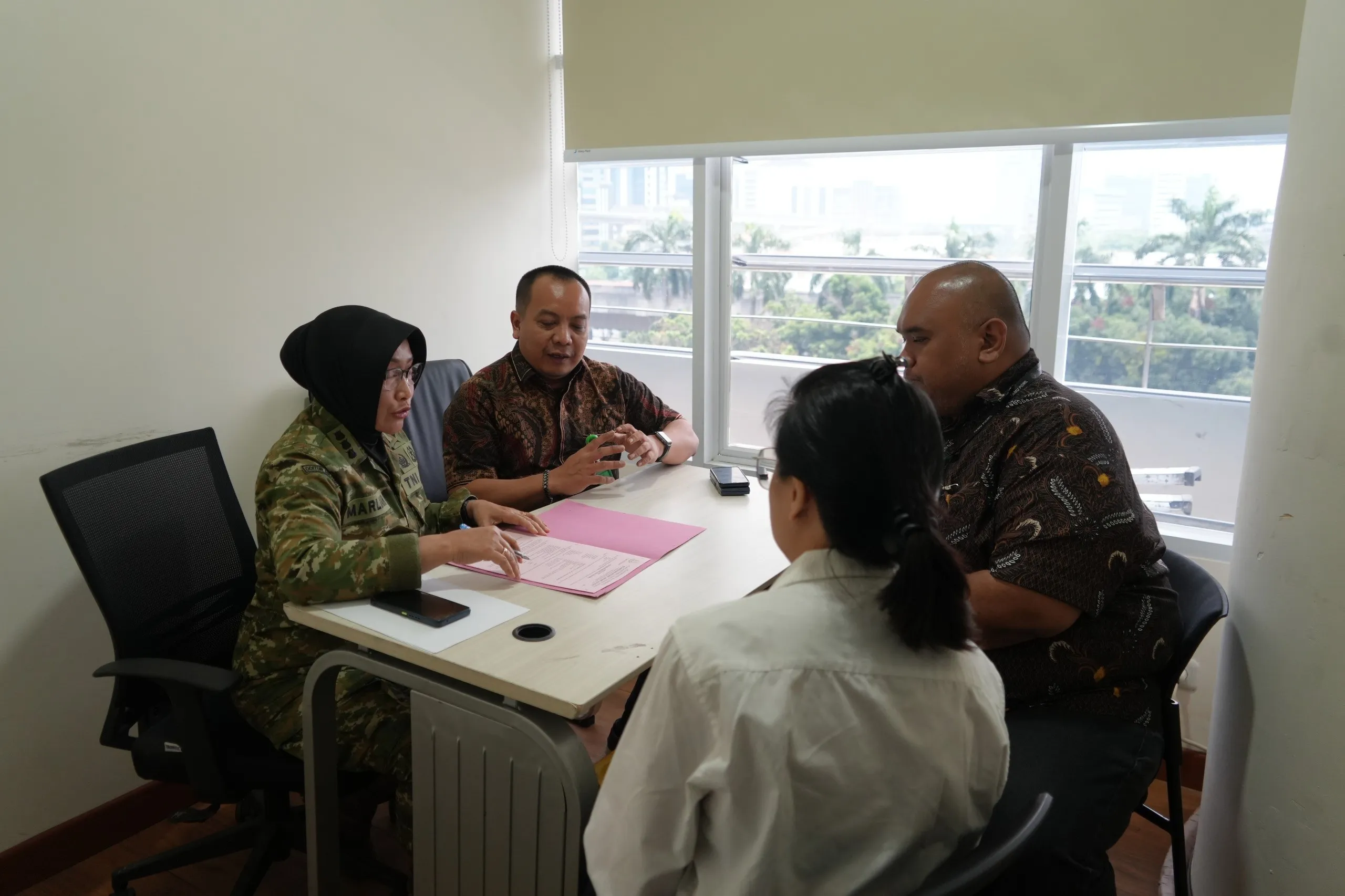JAM PIDMIL Serahkan 5 Tersangka dan Barang Bukti  Perkara Pengadaan Motor Listrik di BGN ke JPU Kejati Jakpus, Kerugian Negara Rp863 Miliar