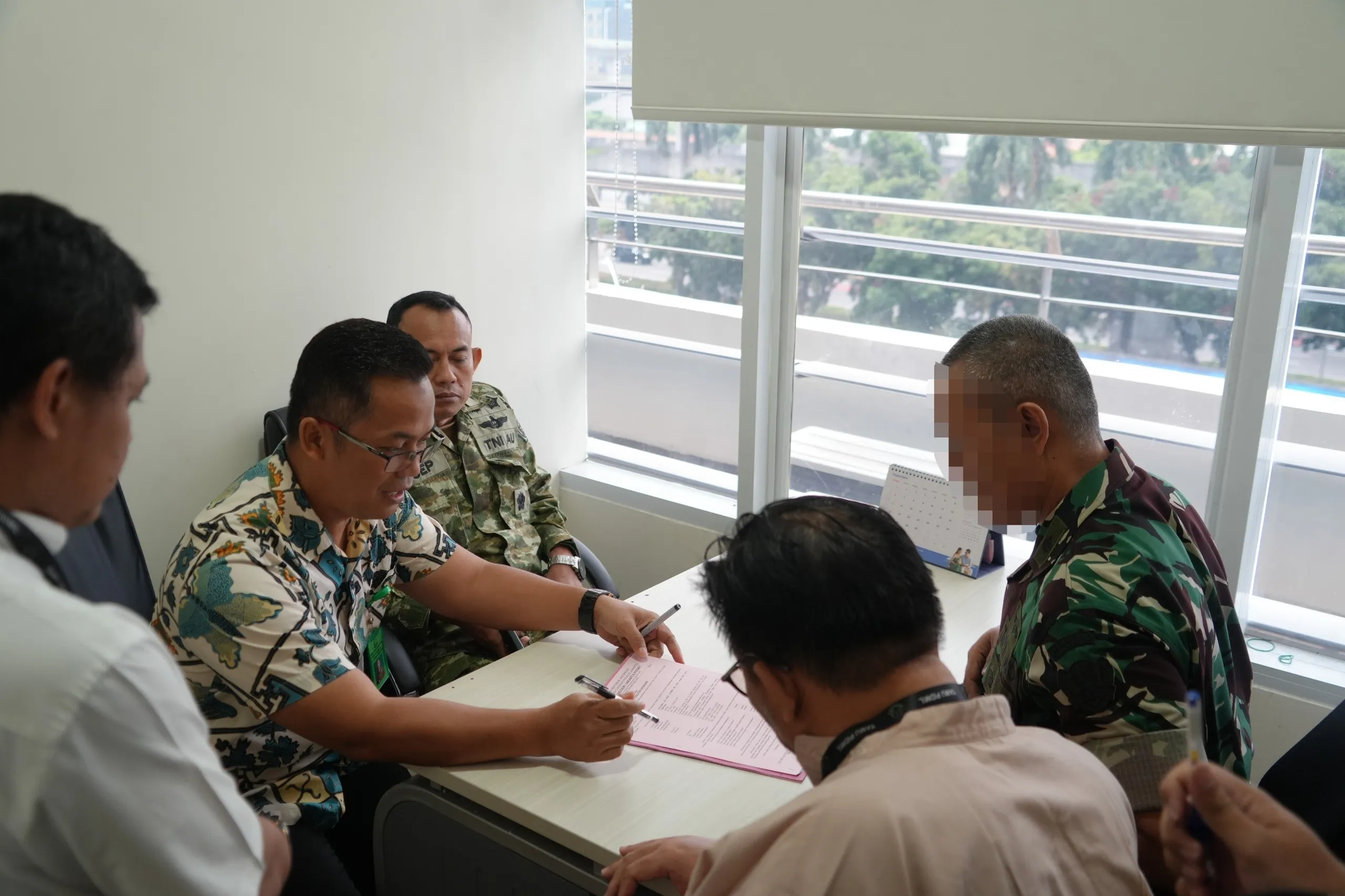 Tim Penyidik Koneksitas Serahkan 5 Tersangka dan Barang Bukti  Perkara Pengadaan Motor Listrik di BGN ke JPU Kejati Jakpus