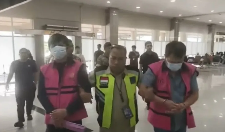 Diserahkan ke Kejari Merauke, Kejati Sulut Kawal Pengamanan 2 Tersangka Perkara Dugaan Korupsi pada Dinas PUPR Boven Digoel