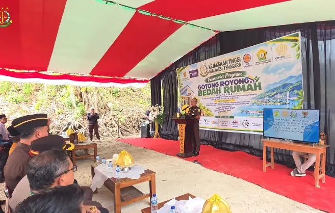 Kajati Sultra Resmikan Peluncuran Program Gotong Royong Bedah Rumah di Buton