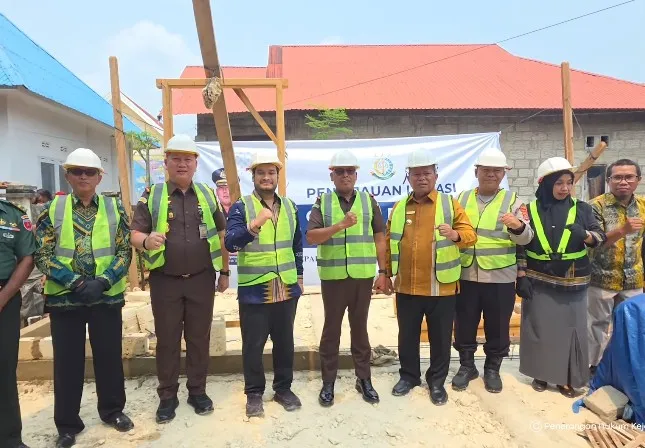 Kajati Sultra Resmikan Peluncuran Program Gotong Royong Bedah Rumah di Buton