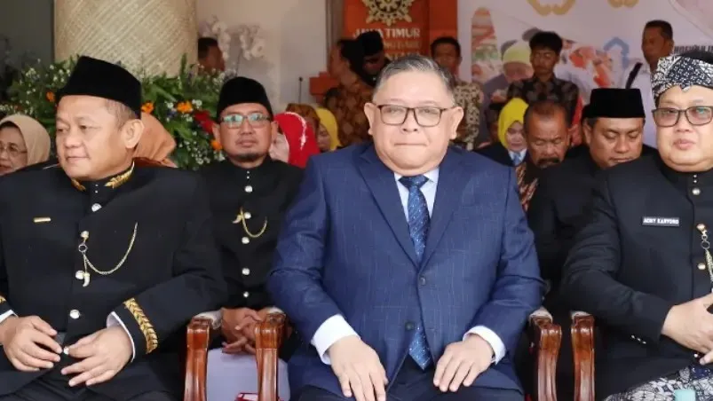 Jamdatun, Jamintel dan Kajati Jatim Dianugerahi Tanda Kehormatan Lencana Jer Basuki Mawa Beya dari Pemprov Jawa Timur