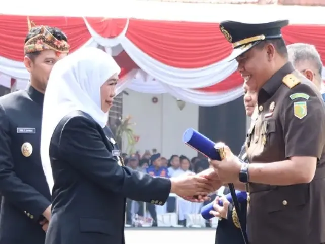 Jamdatun, Jamintel dan Kajati Jatim Dianugerahi Tanda Kehormatan Lencana Jer Basuki Mawa Beya dari Pemprov Jawa Timur
