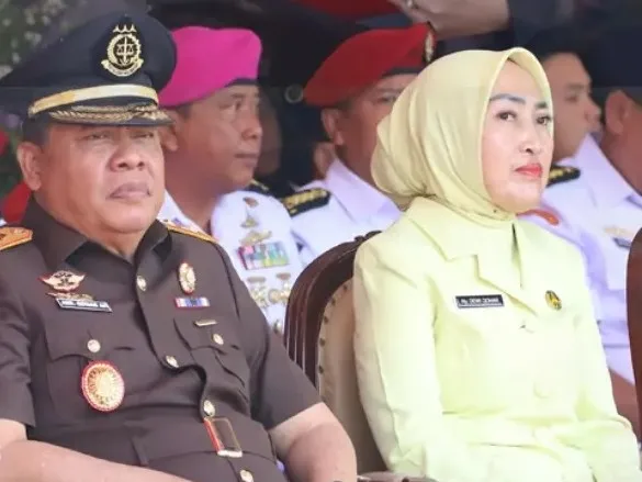 Jamdatun, Jamintel dan Kajati Jatim Dianugerahi Tanda Kehormatan Lencana Jer Basuki Mawa Beya dari Pemprov Jawa Timur