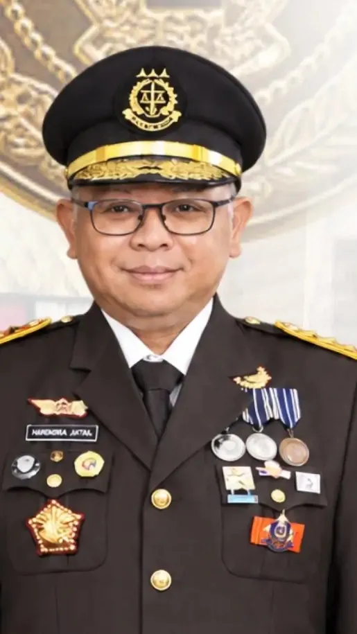 Jamdatun, Jamintel dan Kajati Jatim Dianugerahi Tanda Kehormatan Lencana Jer Basuki Mawa Beya dari Gubernur Khofifah Indar Parawansa