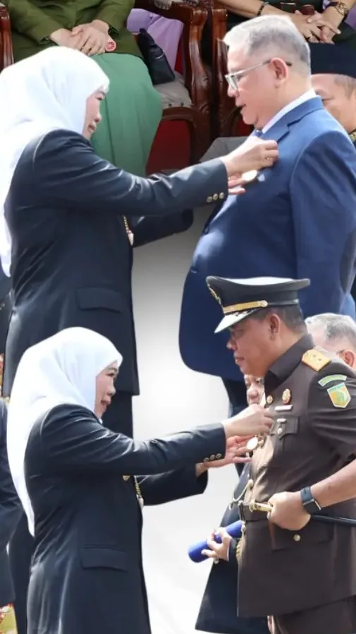 Jamdatun, Jamintel dan Kajati Jatim Dianugerahi Tanda Kehormatan Lencana Jer Basuki Mawa Beya dari Gubernur Khofifah Indar Parawansa
