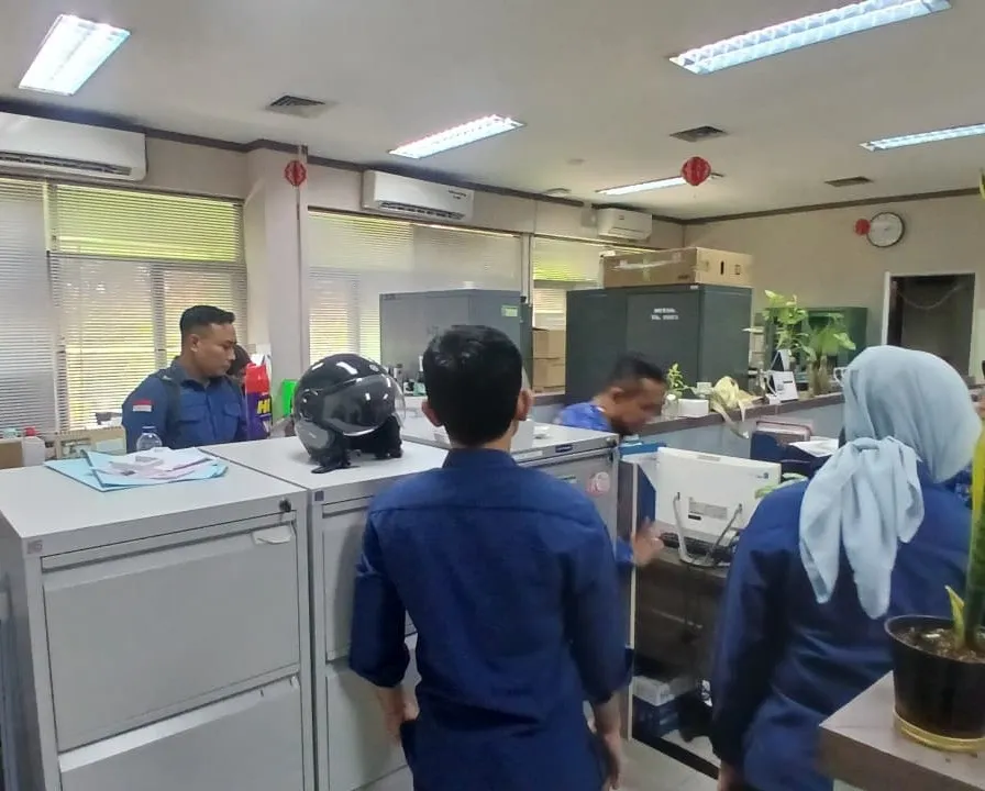 Penyidik JAM PIDSUS saat melakukan penggeledahan perkara tata kelola PT Minyak dan Gas Bumi (Perseroda) Kota Bekasi