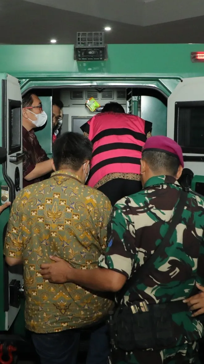Tersangka perkara komoditas nikel saat diamankan penyidik JAM PIDSUS