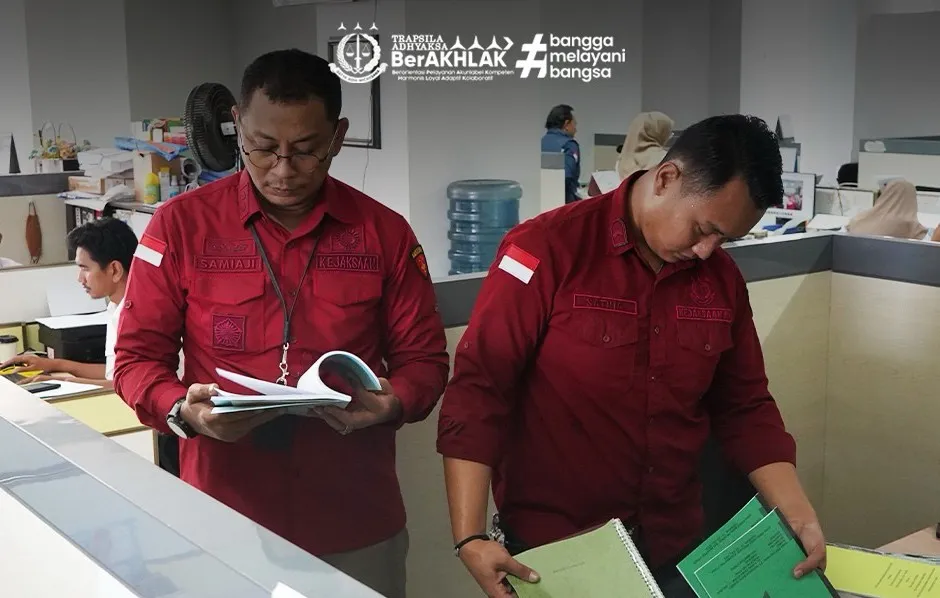 Penyidik Kejati Kaltara saat menggelar penggeledahan