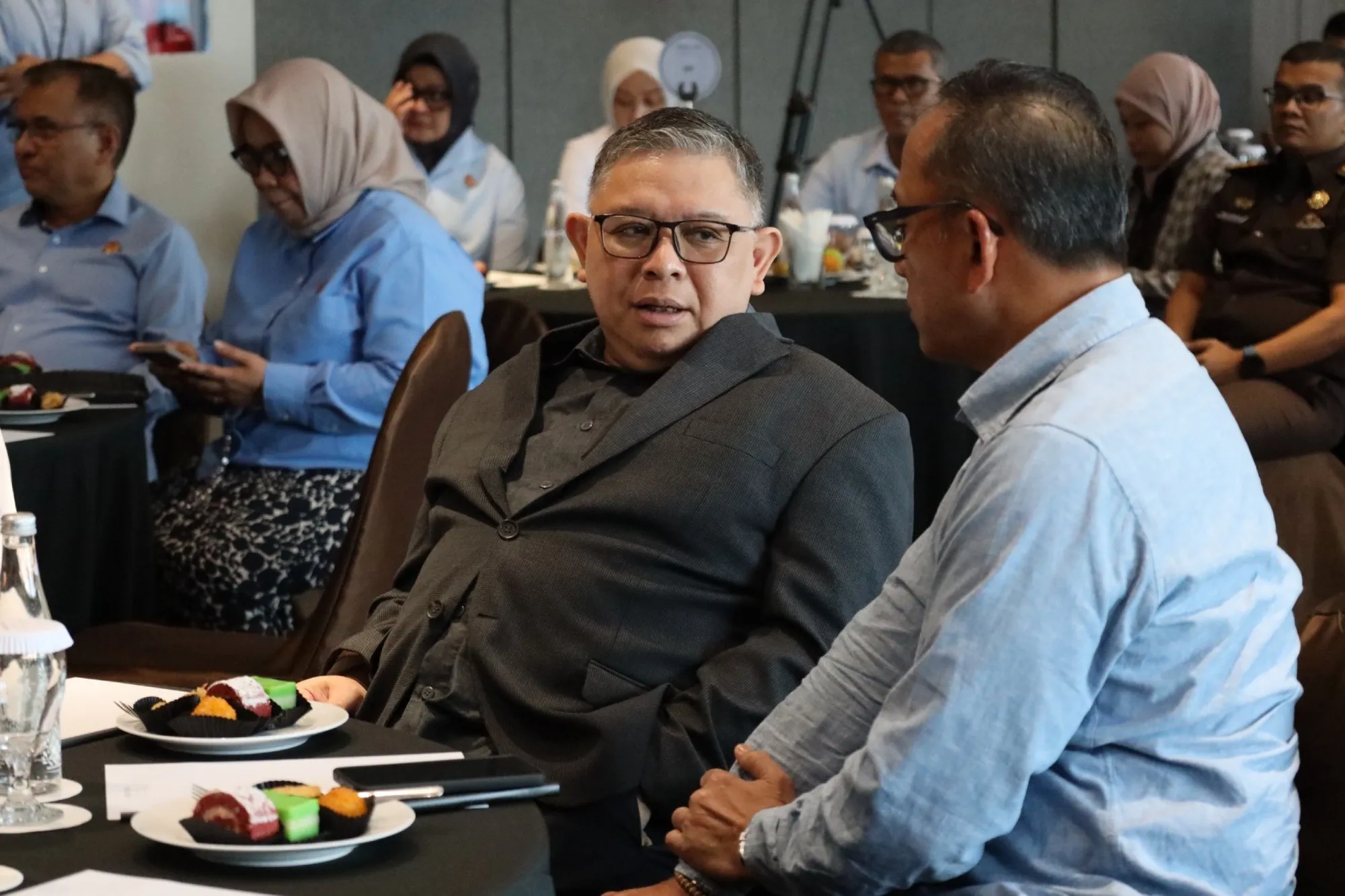 Jamdatun R Narendra Jatna berbincang dengan Sesjamdatun Sila H Pulungan