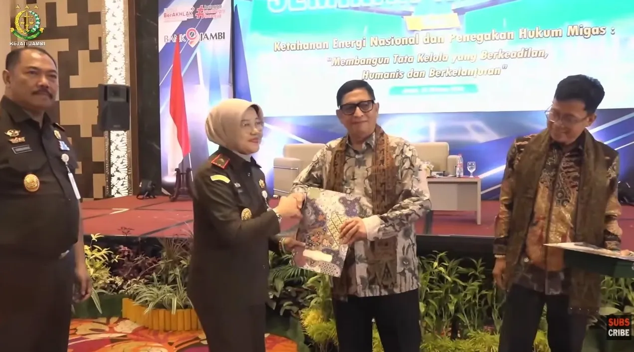Kajati Jambi menyaksikan pemberian penghargaan kepada  Anggota Badan Legislasi DPR RI, Dr. Bob Hasan, S.H., M.H