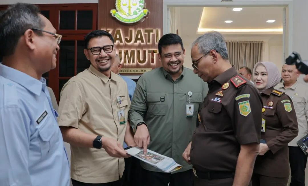 Kajati Sumut mendampingi Gubernur Bobby Nasution saat melakukan kunjungan kerja ke kantor Kejati Sumut