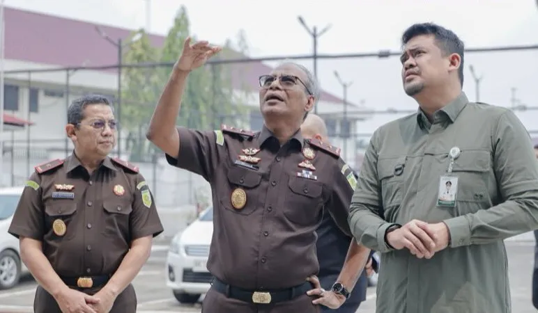Kajati Sumut mendampingi Gubernur Bobby Nasution saat melakukan kunjungan kerja ke kantor Kejati Sumut