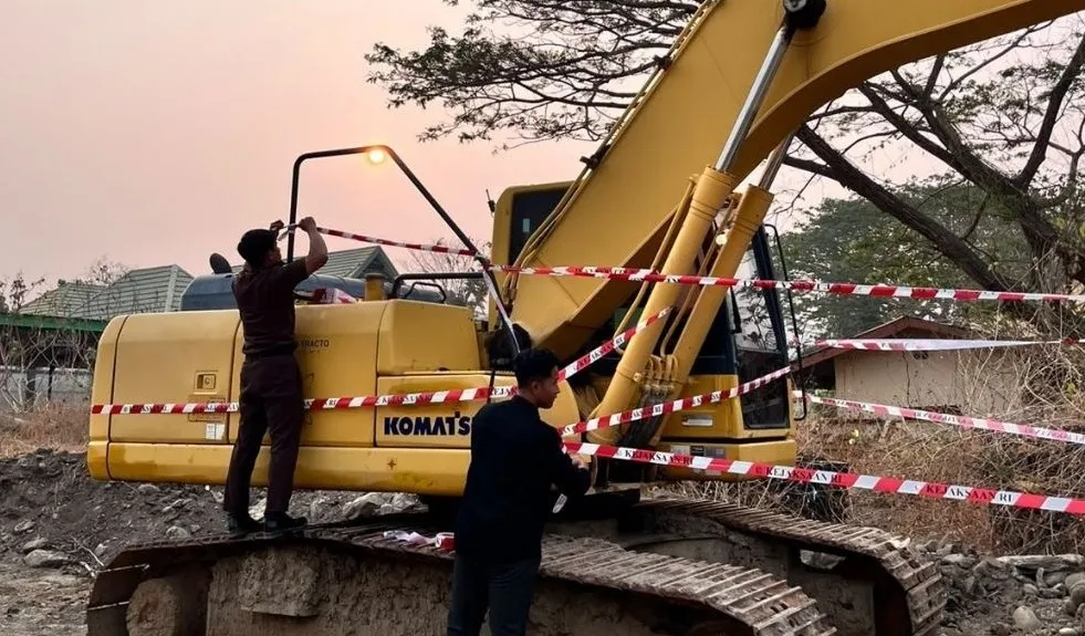 Penyidik Pidsus Kejari Soppeng Sita 3 Unit Excavator Terkait Penyidikan Dugaan Tipikor
