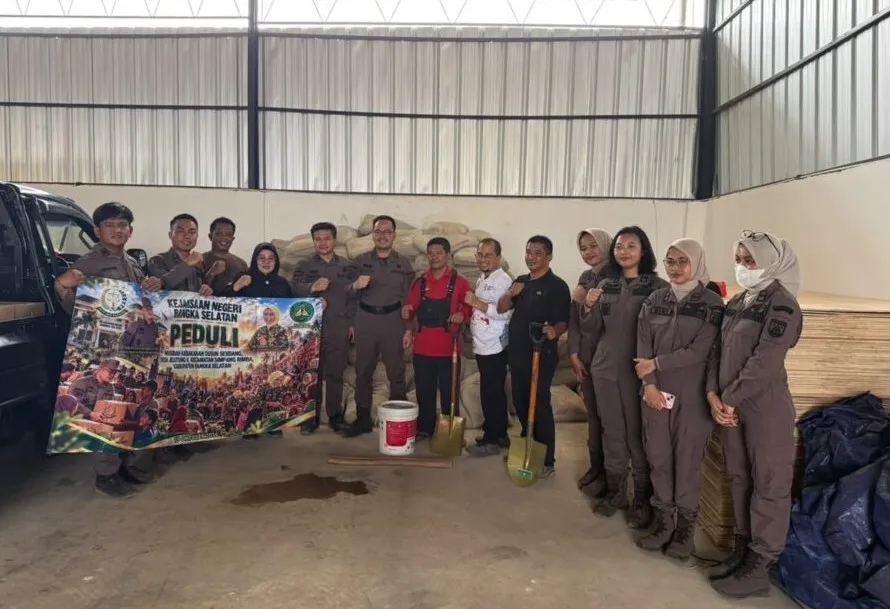 Dipimpin Kajari, Korps Adhyaksa Kejari Bangka Selatan Salurkan Bantuan untuk Warga Korban Kebakaran Dusun Serdang