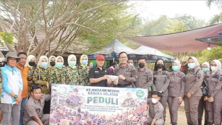 Kejari Bangka Selatan Berikan Donasi untuk Warga Korban Kebakaran Dusun Serdang