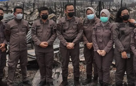 Dipimpin Kajari, Korps Adhyaksa Kejari Bangka Selatan Salurkan Bantuan untuk Warga Korban Kebakaran Dusun Serdang