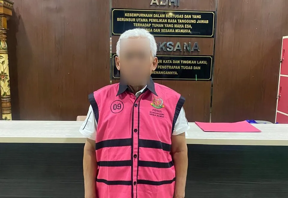 Penyidik JAM PIDSUS saat mengamankan tersangka dugaan korupsi komoditas nikel ke dalam mobil tahanan