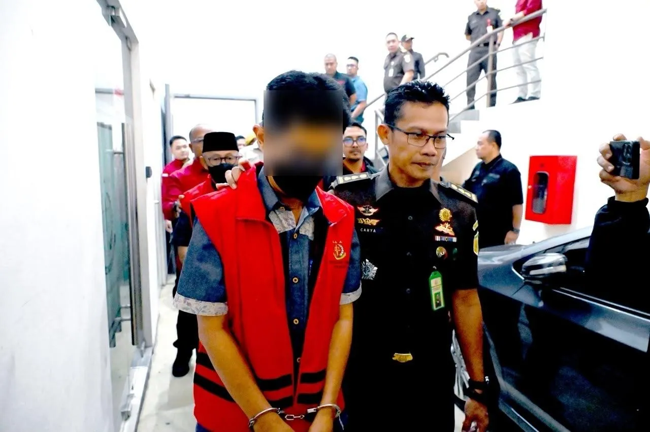Kejati Jabar Tahan 2 Tersangka Perkara Dugaan Korupsi Tunjangan DPRD Kab Indramayu Tahun 2022-2025
