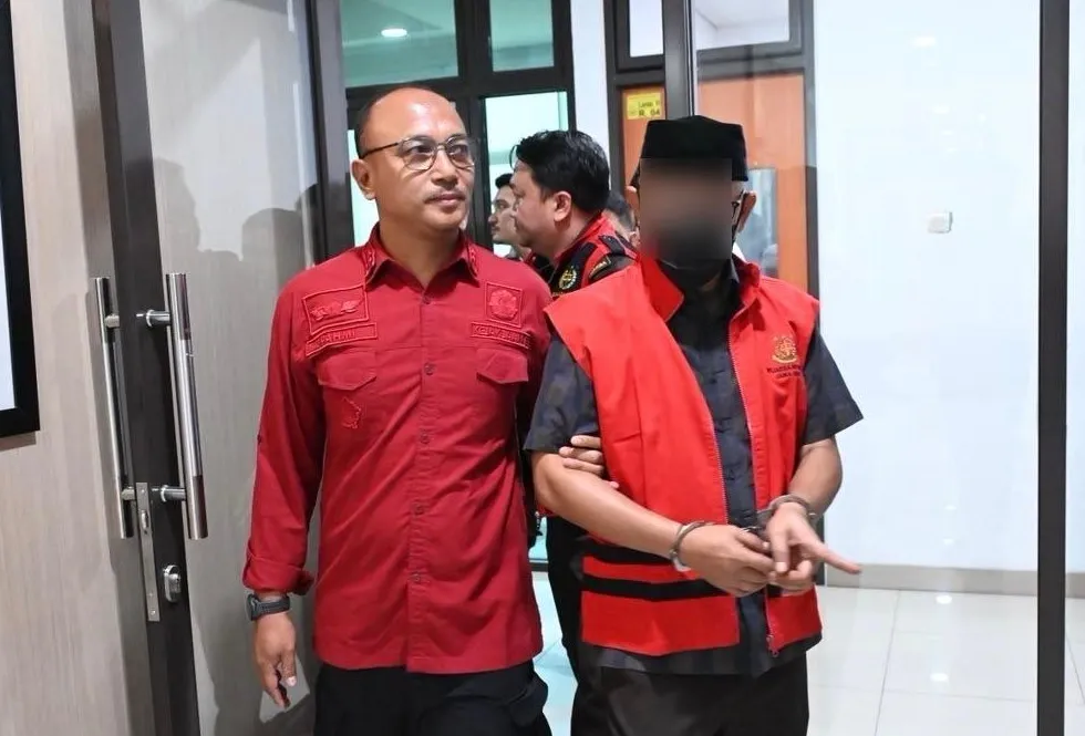 Kejati Jabar Tahan 2 Tersangka Perkara Dugaan Korupsi Tunjangan DPRD Kab Indramayu Tahun 2022-2025