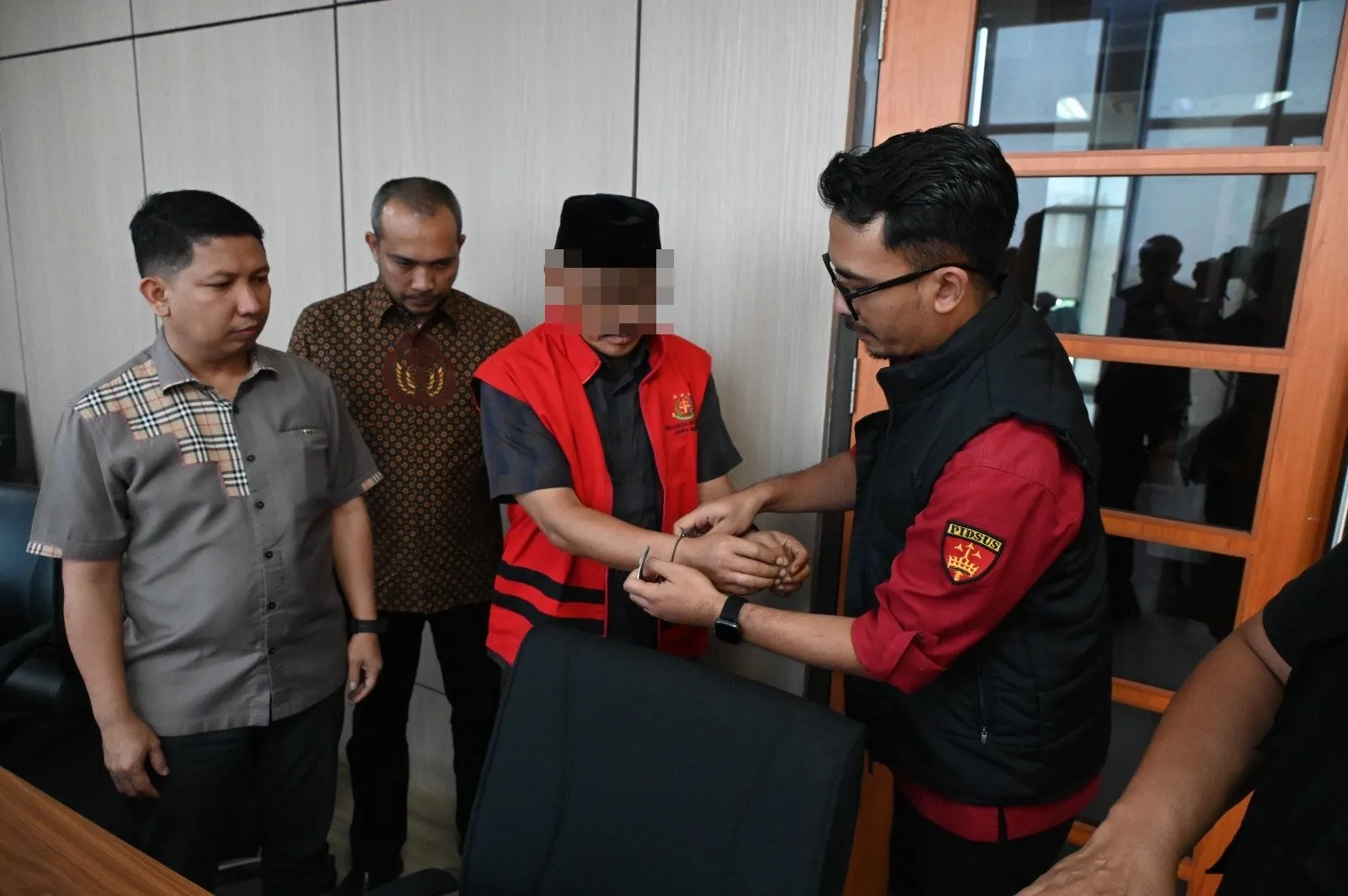 Kejati Jabar Tahan 2 Tersangka Perkara Dugaan Korupsi Tunjangan DPRD Kab Indramayu Tahun 2022-2025