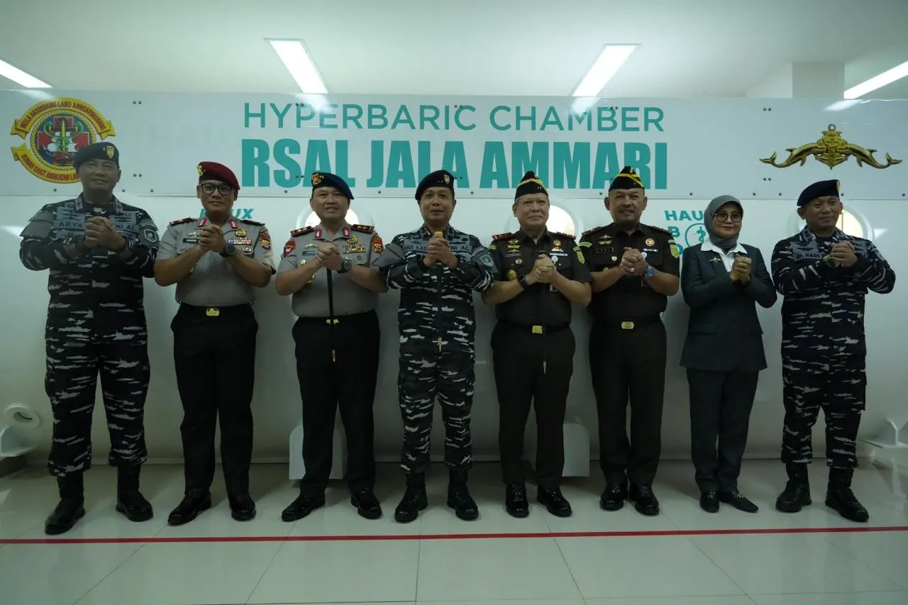 Kajati dan Wakajati Sulsel Dianugerahkan Brevet Kehormatan Kesehatan Penyelaman dan Hiperbarik