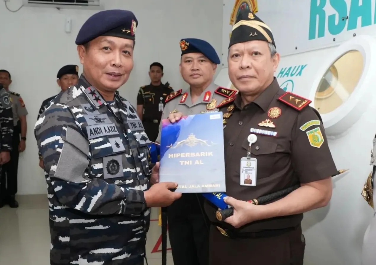 Kajati Sulsel saat disematkan Brevet Kehormatan Kesehatan Penyelaman dan Hiperbarik oleh  Komandan Kodaeral VI, Laksda TNI Andi Abdul Azis