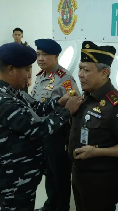 Kajati dan Wakajati Sulsel Dianugerahkan Brevet Kehormatan Kesehatan Penyelaman dan Hiperbarik