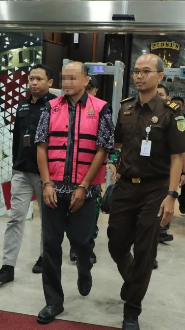 Penyidik JAM PIDSUS menahan salah satu tersangka dalam perkara komoditas mineral bukan logam PT PMM