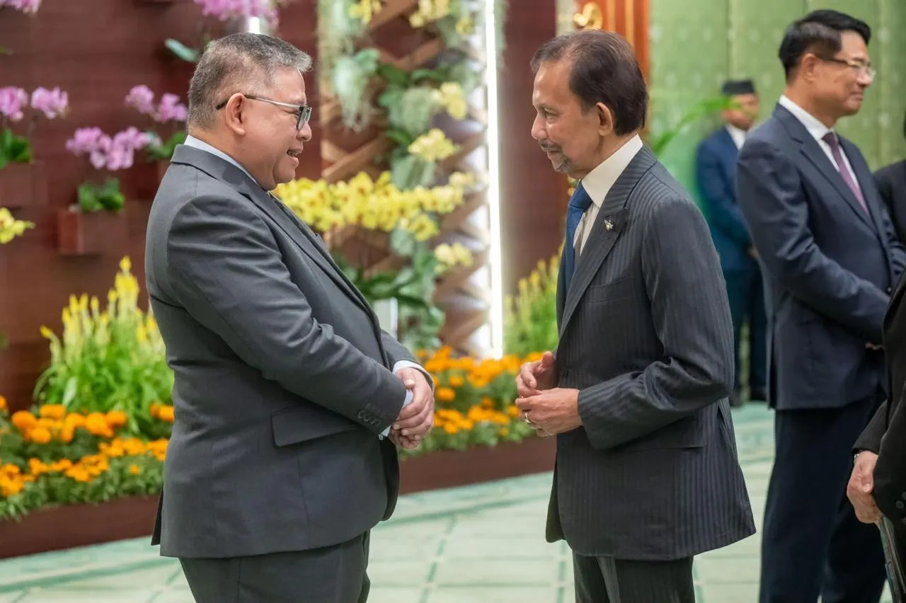 Jamdatun R Narendra Jatna dan Yang Maha Mulia Paduka Seri Baginda Sultan Haji Hassanal Bolkiah Mu&rsquo;izzaddin Waddaulah Ibni Almarhum Sultan Haji Omar Ali Saifuddien Sa&rsquo;adul Khairi Waddien